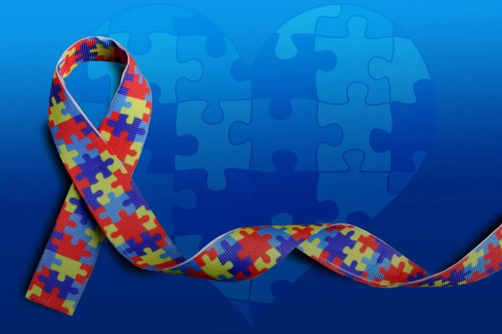 ímbolo do autismo com peças de quebra-cabeça coloridas, ilustrando a diversidade e inclusão das pessoas com Transtorno do Espectro Autista no contexto da habilitação para dirigir.