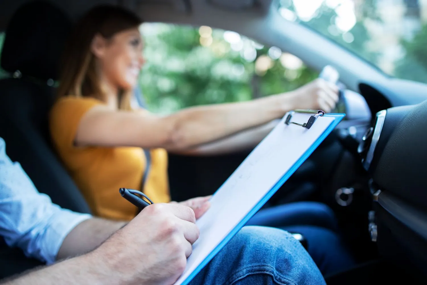 Candidato realizando exame prático de direção em um carro de autoescola, com instrutor ao lado, simbolizando atenção aos detalhes e preparo para a prova prática da CNH categoria B.